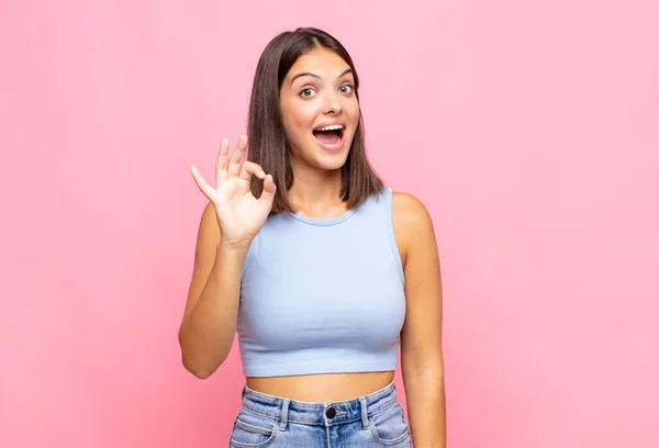 Jovem Mulher Bonita Sentindo Bem Sucedido Satisfeito Sorrindo Com Boca — Fotografia de Stock