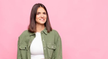 Genç, güzel bir kadın kendini cahil, kafası karışık ve hangi seçeneği seçeceği belirsiz hissederek sorunu çözmeye çalışıyor.