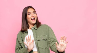 Dehşete kapılmış, korku ve panik içinde çığlık atan, kabusa tepki veren genç ve güzel bir kadın.