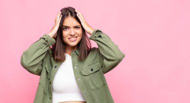 Genç ve güzel bir kadın hayal kırıklığına uğramış ve sıkılmış hissediyor, başarısızlıktan bıkmış ve bıkmış, sıkıcı işlerden bıkmış,