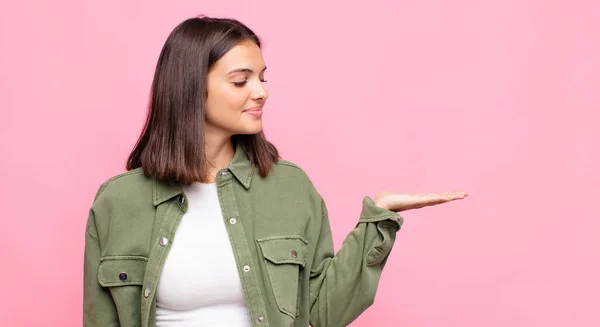 Joven Bonita Mujer Sintiéndose Feliz Sonriendo Casualmente Mirando Objeto Concepto —  Fotos de Stock