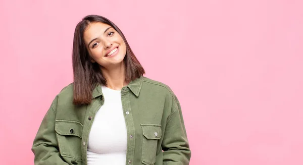 Joven Bonita Mujer Sonriendo Alegre Casualmente Con Una Expresión Positiva —  Fotos de Stock