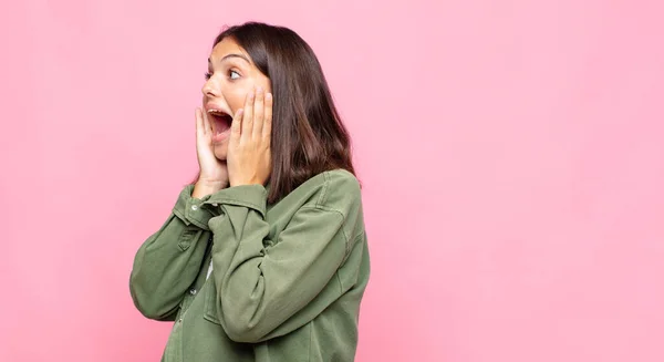 Jovem Mulher Bonita Sentindo Feliz Animado Surpreso Olhando Para Lado — Fotografia de Stock