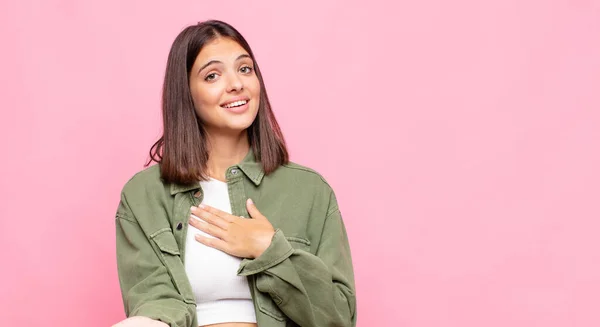 Joven Bonita Mujer Sintiéndose Feliz Enamorada Sonriendo Con Una Mano —  Fotos de Stock