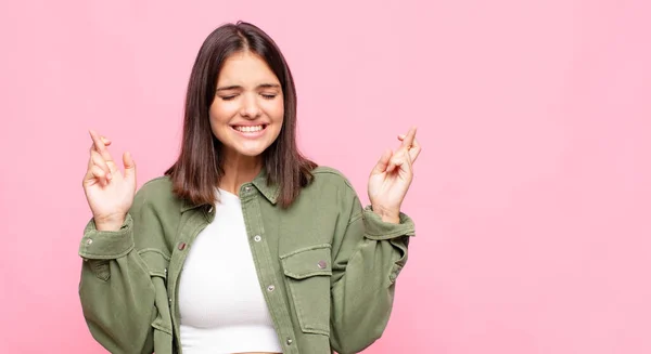 Ung Vacker Kvinna Känner Sig Nervös Och Hoppfull Korsande Fingrar — Stockfoto