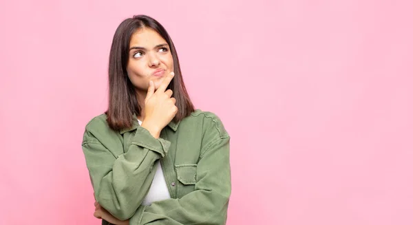 Giovane Bella Donna Pensando Sensazione Dubbia Confusa Con Diverse Opzioni — Foto Stock