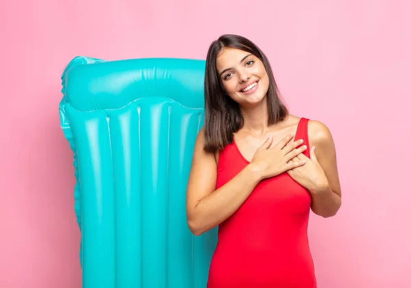 Giovane Bella Donna Sentendosi Romantica Felice Innamorata Sorridendo Allegramente Tenendosi — Foto Stock