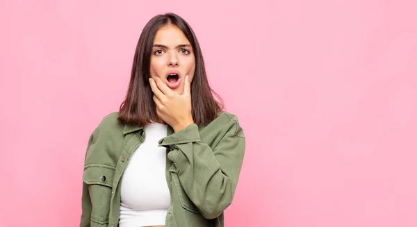 Junge Hübsche Frau Mit Weit Geöffnetem Mund Und Aufgerissenen Augen — Stockfoto