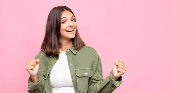 Ung Vacker Kvinna Känner Sig Glad Positiv Och Framgångsrik Firar — Stockfoto