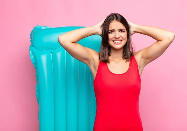 Junge Hübsche Frau Die Sich Gestresst Besorgt Ängstlich Oder Verängstigt — Stockfoto