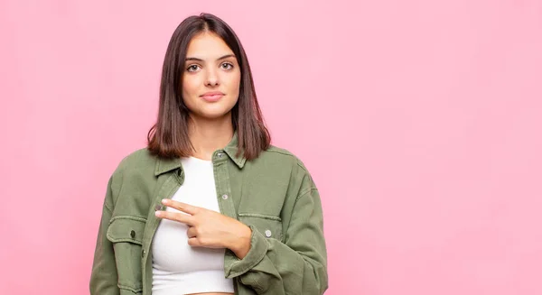 Joven Bonita Mujer Sintiéndose Feliz Positiva Exitosa Con Mano Haciendo —  Fotos de Stock