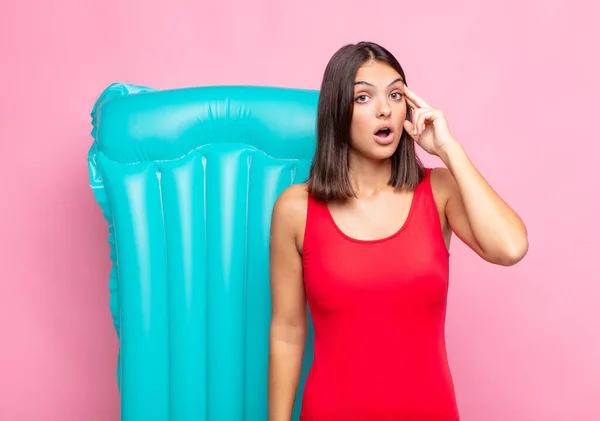 Giovane Bella Donna Guardando Sorpreso Bocca Aperta Scioccato Realizzando Nuovo — Foto Stock