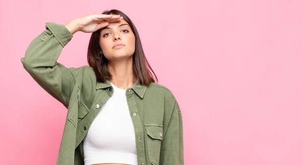 Joven Bonita Mujer Saludando Cámara Con Saludo Militar Acto Honor — Foto de Stock