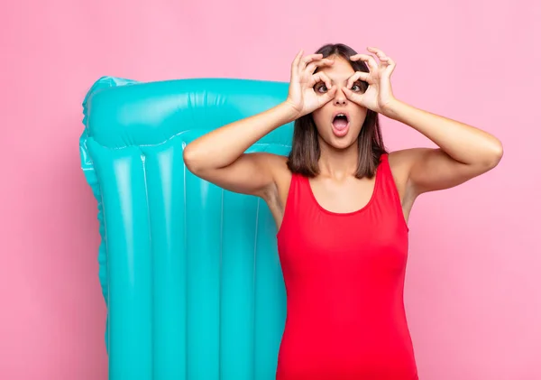 Jovem Mulher Bonita Sentindo Chocado Surpreso Surpreso Segurando Óculos Com — Fotografia de Stock