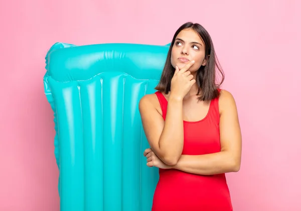 Giovane Bella Donna Sentirsi Premuroso Chiedendo Immaginando Idee Sognando Occhi — Foto Stock