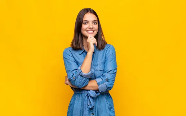 Ung Vacker Kvinna Ser Glad Och Ler Med Handen Hakan — Stockfoto