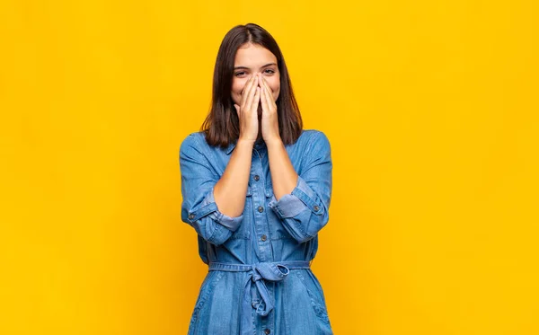 Joven Bonita Mujer Buscando Feliz Alegre Afortunado Sorprendido Cubriendo Boca — Foto de Stock