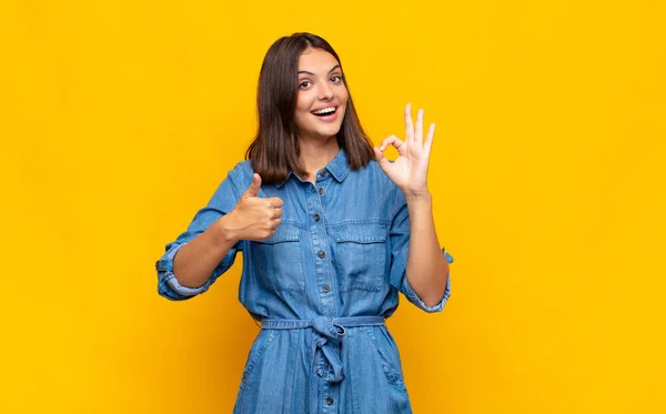 Jonge Mooie Vrouw Voelt Zich Gelukkig Verbaasd Tevreden Verrast Tonen — Stockfoto