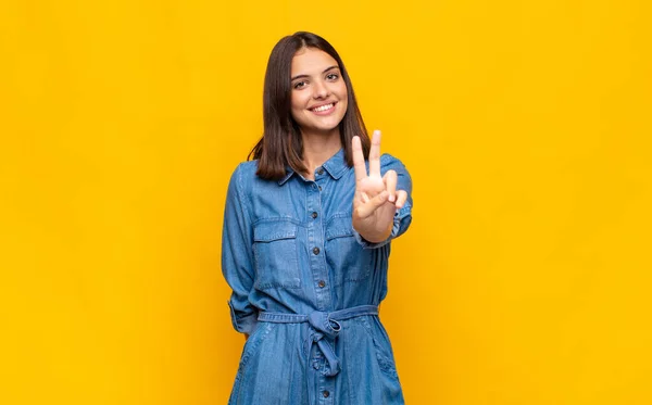 Jonge Mooie Vrouw Glimlachen Kijken Gelukkig Zorgeloos Positief Gebaren Overwinning — Stockfoto