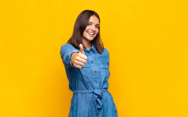 Jovem Mulher Bonita Sentindo Orgulhoso Despreocupado Confiante Feliz Sorrindo Positivamente — Fotografia de Stock