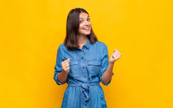 Junge Hübsche Frau Ist Schockiert Aufgeregt Und Glücklich Lacht Und — Stockfoto