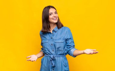 Genç, güzel bir kadın mutlu, kibirli, gururlu ve kendinden memnun görünüyor.