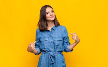 Genç, güzel bir kadın gururlu, kibirli, mutlu, şaşırmış ve tatmin olmuş görünüyor.