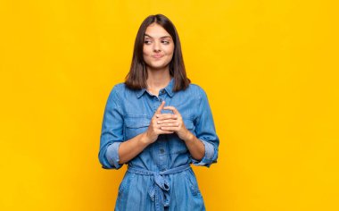 Genç ve güzel bir kadın kötü bir plan yaparken ya da bir numara düşünürken gururlu, yaramaz ve kibirli hisseder.