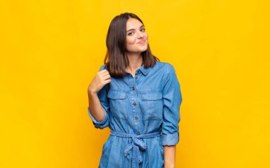 Genç ve güzel bir kadın kibirli, başarılı, pozitif ve gururlu görünüyor.