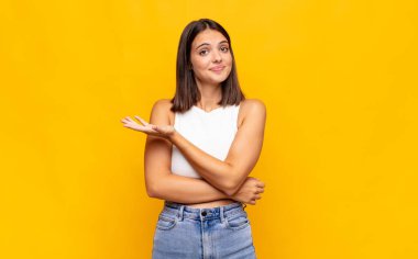 Genç ve güzel bir kadın kafası karışık ve bilgisiz, şüpheli bir açıklama ya da düşünceyi merak ediyor.