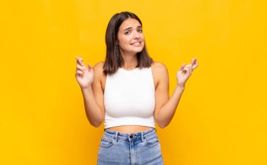 Genç ve güzel bir kadın endişeyle şans diliyor ve endişeli bir bakışla iyi şanslar diliyor.