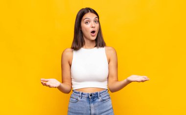Genç ve güzel bir kadın ağzı açık ve şaşırmış, şok olmuş ve hayrete düşmüş inanılmaz bir sürprizle