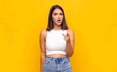 Genç ve güzel bir kadın kızgın agresif bir ifadeyle kameraya bakıyor. Öfkeli, çılgın bir patron gibi görünüyor.