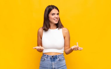 Genç ve güzel bir kadın bilgisiz ve kafası karışık, hangi seçeneği seçeceğinden emin değil, merak ediyor.