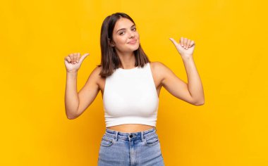 Genç, güzel bir kadın gururlu, kibirli ve kendinden emin, tatmin olmuş ve başarılı görünüyor, kendini işaret ediyor.