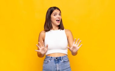 Genç, güzel bir kadın sersemlemiş ve korkmuş hissediyor. Korkutucu bir şeyden korkuyor. Elleri açık ve uzak durun diyor.