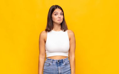 Genç, güzel bir kadın üzgün ve stresli. Kötü bir sürpriz yüzünden üzgün. Olumsuz ve endişeli bir bakışla.