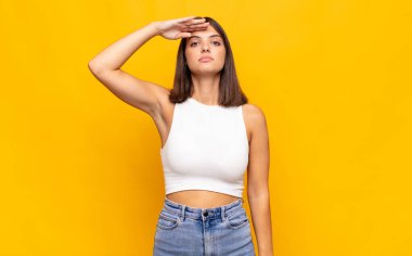 Genç ve güzel bir kadın saygı göstererek, onur ve vatanseverlik adına kameraya selam veriyor.