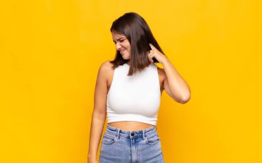 Genç ve güzel bir kadın stresli, hayal kırıklığına uğramış ve yorgun, endişeli ve sorunlu bir bakışla boynunu ovalıyor.