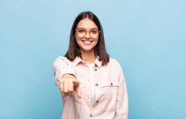 Genç ve güzel bir kadın kameraya bakıyor. Tatmin olmuş, kendinden emin, dostane bir gülümsemeyle. Seni seçiyor.