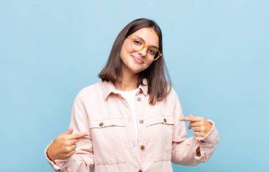 Genç, güzel bir kadın gururlu, kibirli, mutlu, şaşırmış ve tatmin olmuş görünüyor.