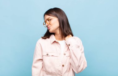 Genç, güzel bir kadın stresli, endişeli, yorgun ve hayal kırıklığına uğramış, gömleğini çekiştirmiş, sorunlu görünüyor.