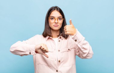 Genç ve güzel bir kadın kafası karışık, bilgisiz ve kararsız hissediyor. İyi ve kötü seçenekleri farklı seçeneklerle tartıyor.