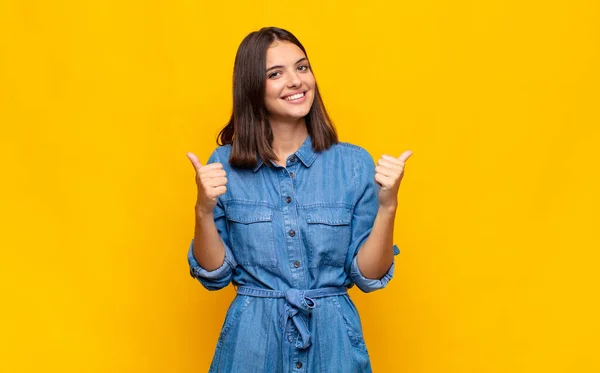 Joven Bonita Mujer Sonriendo Alegremente Mirando Feliz Sintiéndose Despreocupada Positiva —  Fotos de Stock