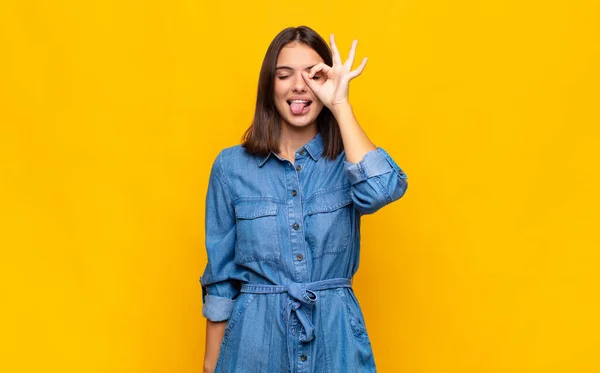 Mladá Hezká Žena Šťastně Usmívá Legrační Tváří Vtipkuje Dívá Kukátkem — Stock fotografie