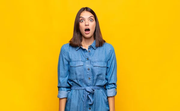 Giovane Bella Donna Guardando Molto Scioccato Sorpreso Fissando Con Bocca — Foto Stock