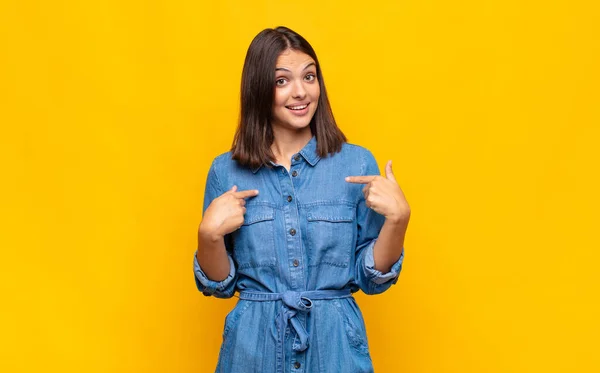 Junge Hübsche Frau Die Sich Glücklich Überrascht Und Stolz Fühlt — Stockfoto