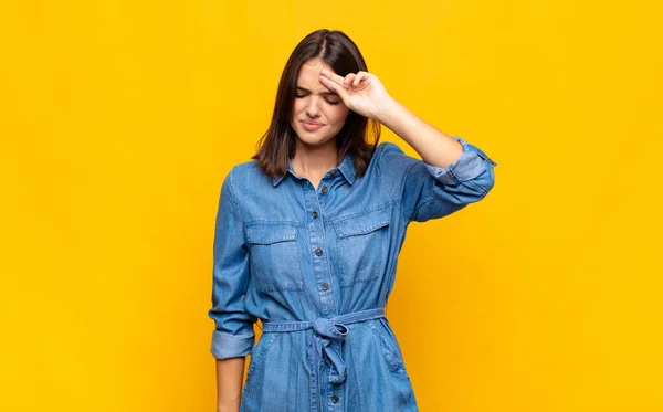 Jovem Bonita Mulher Olhando Estressado Cansado Frustrado Secando Suor Fora — Fotografia de Stock