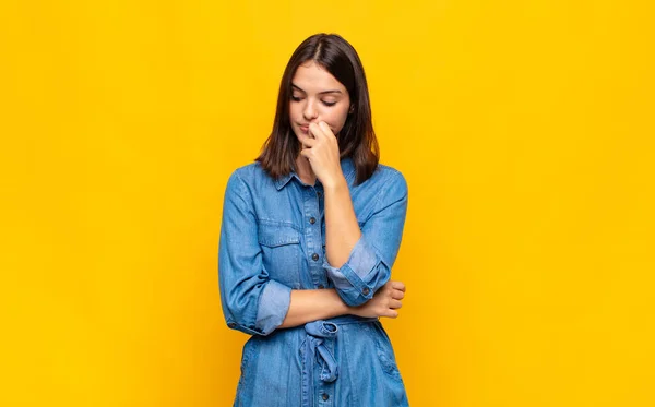 Jeune Jolie Femme Sentant Sérieuse Réfléchie Préoccupée Regardant Côté Avec — Photo