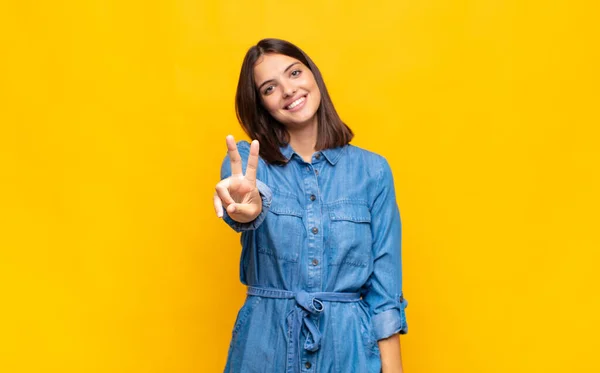 Jonge Mooie Vrouw Glimlachen Kijken Vriendelijk Tonen Nummer Twee Tweede — Stockfoto